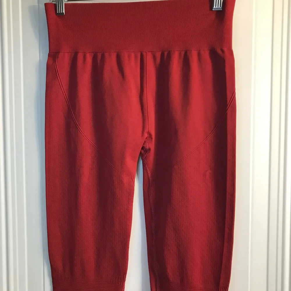 Carbon38 Brand Women’s M/L solid dark red leggings tights in EUC - Picture 3 of 7